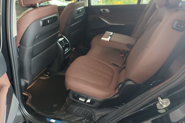 Used BMW X7 2023 xDrive40i Luxury Package with Leading Features Left Rear Seat