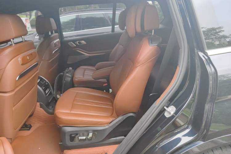 Used BMW X7 2023 xDrive40i Luxury M Sport Package Left Rear Seat