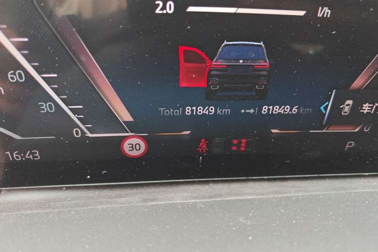 Used BMW X7 2023 xDrive40i Luxury Package with Leading Features Odometer Close Up