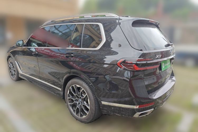 Used BMW X7 2023 xDrive40i Luxury Package with Leading Features Rear Left 45 Deg