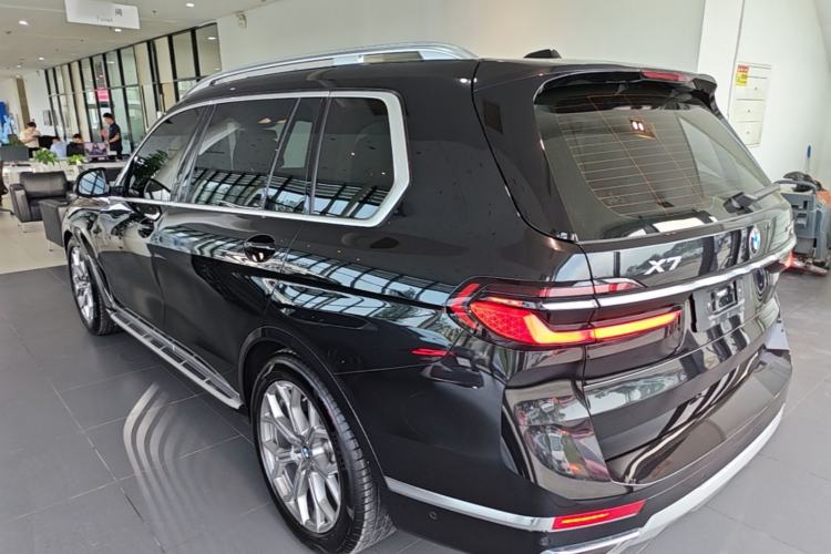 Used BMW X7 2023 xDrive40i Luxury Package with Leading Features Rear Left 45 Deg