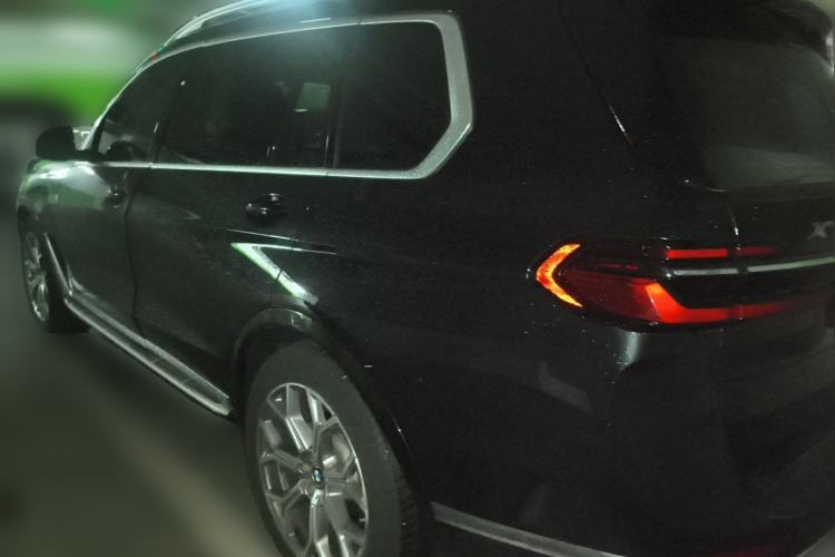 Used BMW X7 2023 xDrive40i Luxury Package with Leading Features Rear Left 45 Deg