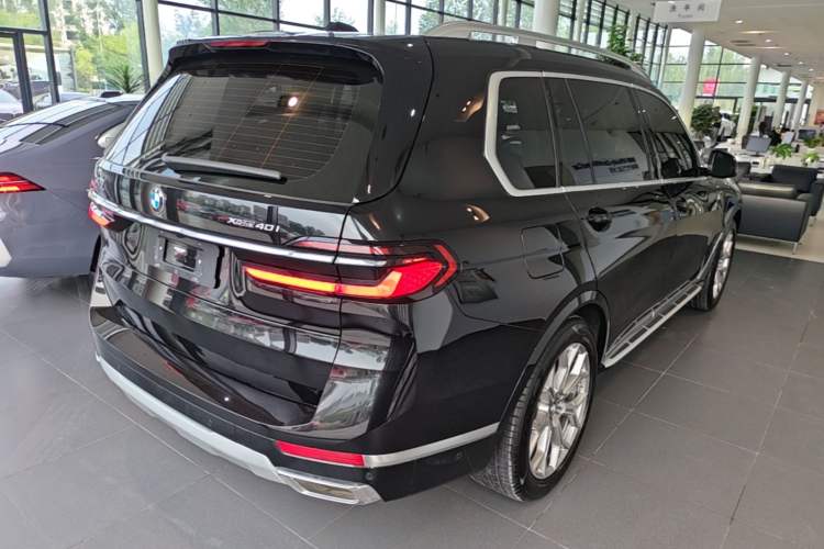 Used BMW X7 2023 xDrive40i Luxury Package with Leading Features Rear Right 45 Deg
