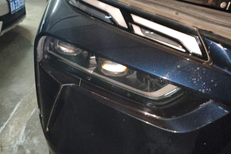 Used BMW X7 2023 xDrive40i Luxury Package with Premium Features Right Front Headlight