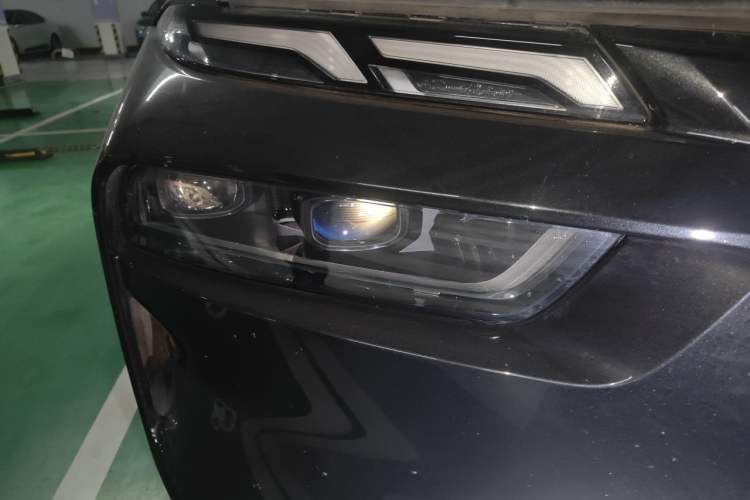 Used BMW X7 2023 xDrive40i Luxury Package with Leading Features Right Front Headlight