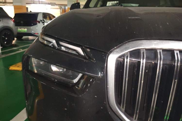 Used BMW X7 2023 xDrive40i Luxury Package with Leading Features Right Front Headlight