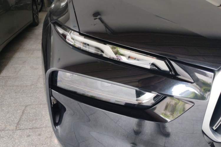 Used BMW X7 2023 xDrive40i Luxury Package with Leading Features Right Front Headlight