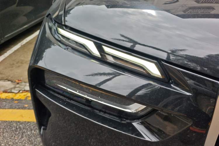 Used BMW X7 2023 xDrive40i Luxury Package with Leading Features Right Front Headlight
