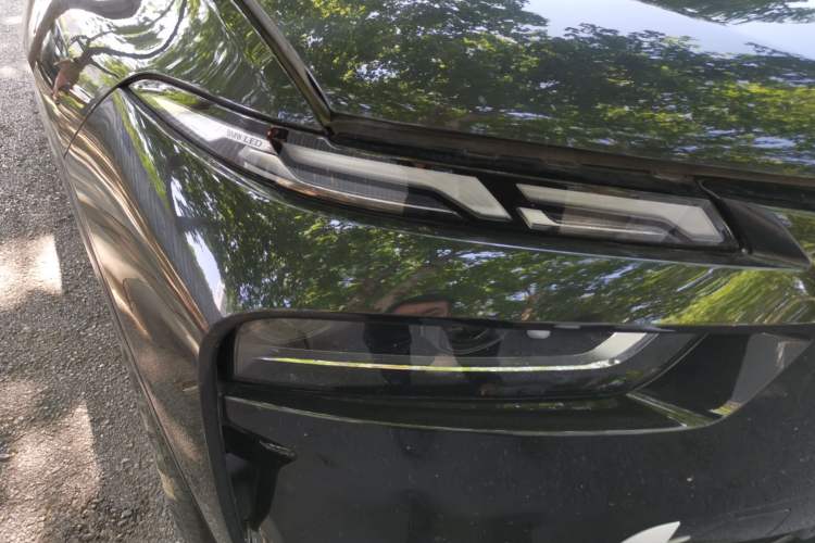 Used BMW X7 2023 xDrive40i Luxury Package with Leading Features Right Front Headlight