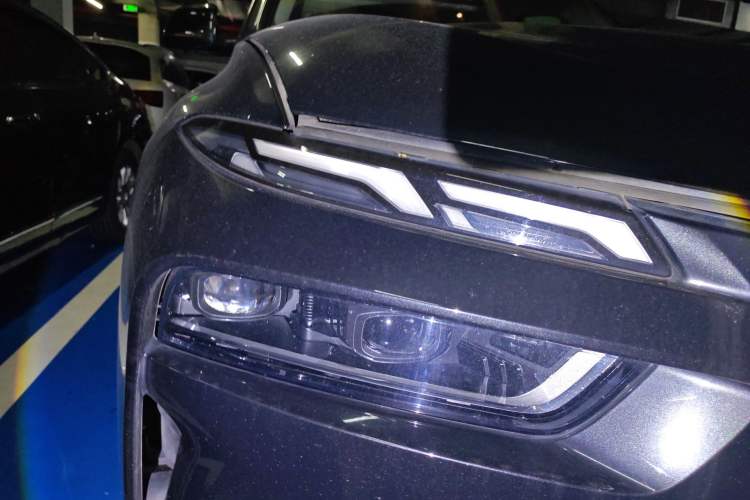 Used BMW X7 2023 xDrive40i Luxury Package with Leading Features Right Front Headlight