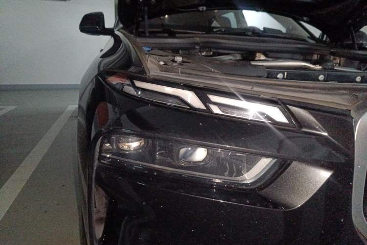 Used BMW X7 2023 xDrive40i Luxury Package with Leading Features Right Front Headlight