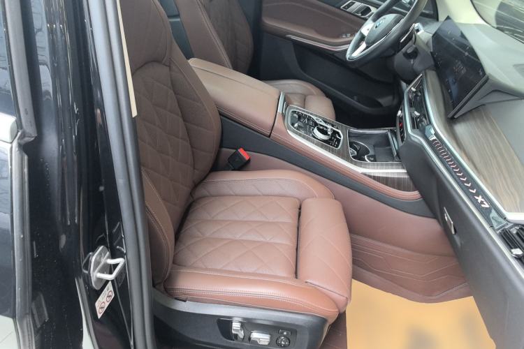 Used BMW X7 2023 xDrive40i Luxury Package with Leading Features Right Front Seat