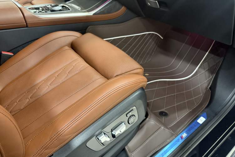 Used BMW X7 2023 xDrive40i Luxury M Sport Package Right Front Seat