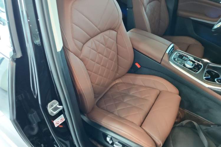 Used BMW X7 2023 xDrive40i Luxury Package with Leading Features Right Front Seat