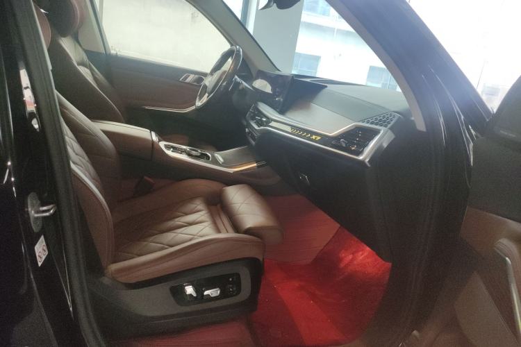 Used BMW X7 2023 xDrive40i Luxury Package with Leading Features Right Front Seat