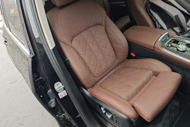 Used BMW X7 2023 xDrive40i Luxury Package with Leading Features Right Front Seat
