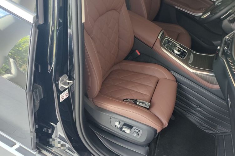 Used BMW X7 2023 xDrive40i Luxury Package with Leading Features Right Front Seat