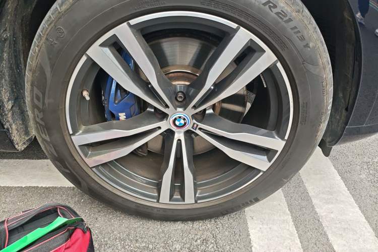 Used BMW X7 2023 xDrive40i Luxury M Sport Package Right Front Wheel Hub
