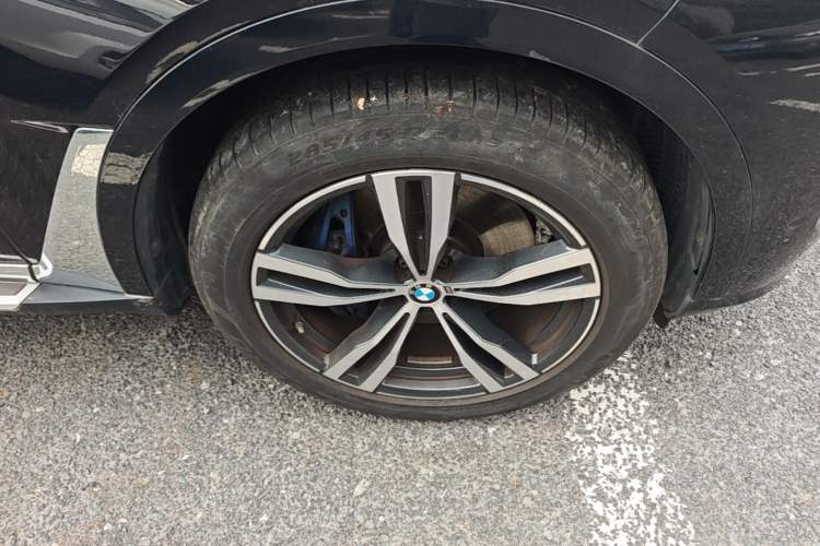 Used BMW X7 2023 xDrive40i Luxury Package with Leading Features Right Front Wheel Hub