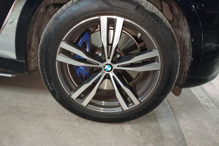 Used BMW X7 2023 xDrive40i Luxury Package with Premium Features Right Front Wheel Hub