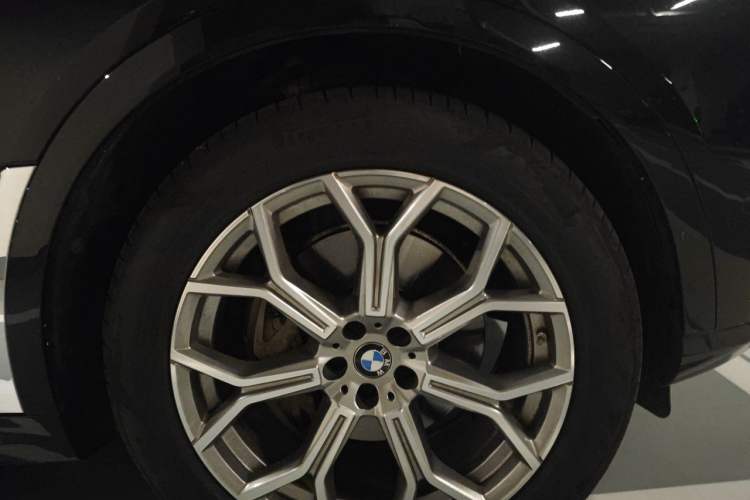 Used BMW X7 2023 xDrive40i Luxury Package with Leading Features Right Front Wheel Hub