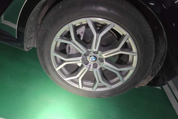 Used BMW X7 2023 xDrive40i Luxury Package with Leading Features Right Front Wheel Hub