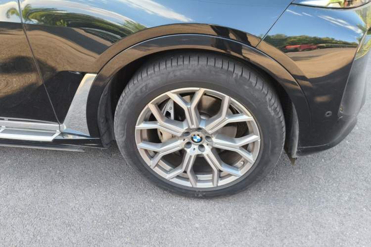 Used BMW X7 2023 xDrive40i Luxury Package with Leading Features Right Front Wheel Hub
