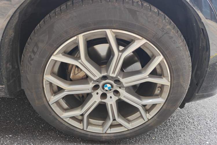 Used BMW X7 2023 xDrive40i Luxury Package with Leading Features Right Front Wheel Hub
