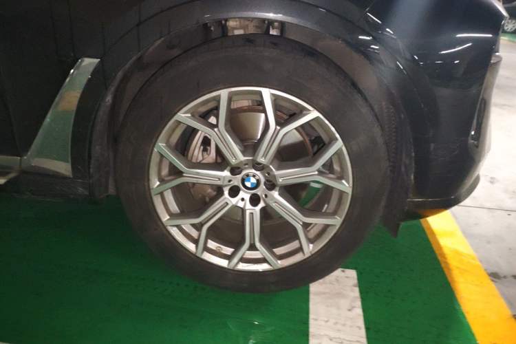 Used BMW X7 2023 xDrive40i Luxury Package with Leading Features Right Front Wheel Hub