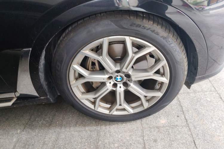 Used BMW X7 2023 xDrive40i Luxury Package with Leading Features Right Front Wheel Hub