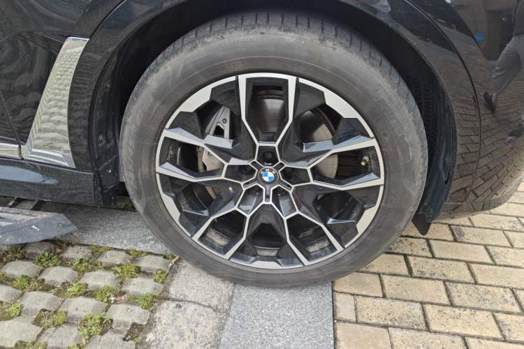 Used BMW X7 2023 xDrive40i Luxury Package with Leading Features Right Front Wheel Hub