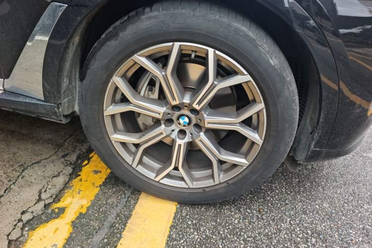 Used BMW X7 2023 xDrive40i Luxury Package with Leading Features Right Front Wheel Hub