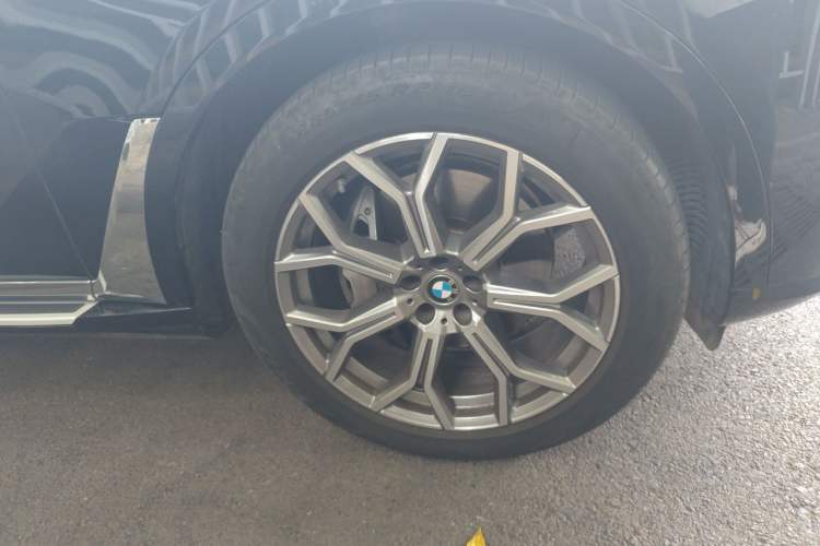 Used BMW X7 2023 xDrive40i Luxury Package with Leading Features Right Front Wheel Hub