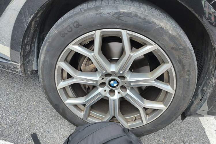 Used BMW X7 2023 xDrive40i Luxury Package with Leading Features Right Front Wheel Hub
