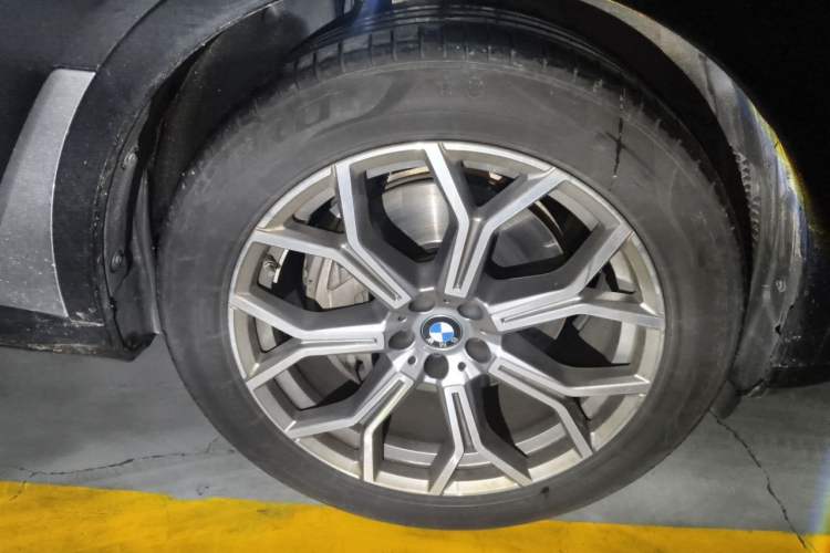 Used BMW X7 2023 xDrive40i Luxury Package with Leading Features Right Front Wheel Hub