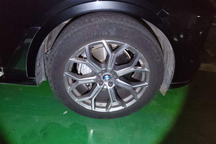 Used BMW X7 2023 xDrive40i Luxury Package with Leading Features Right Front Wheel Hub