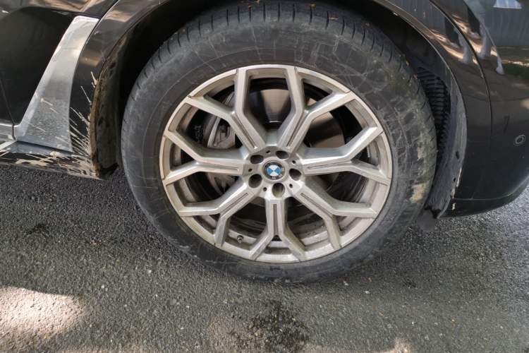 Used BMW X7 2023 xDrive40i Luxury Package with Leading Features Right Front Wheel Hub