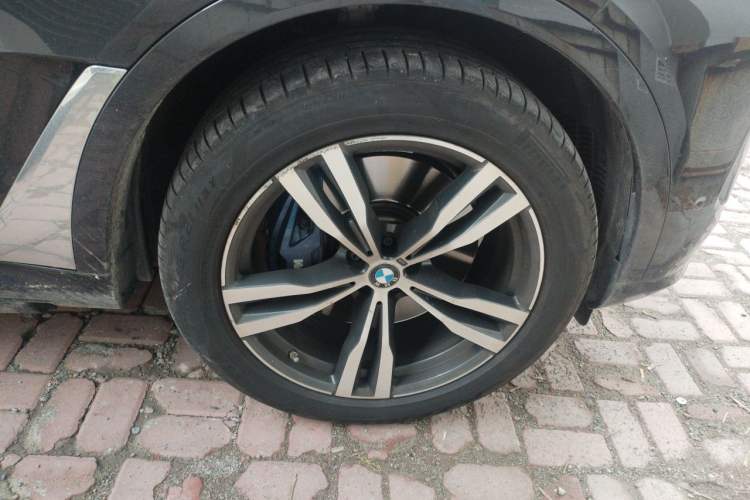 Used BMW X7 2023 xDrive40i Luxury M Sport Package Right Front Wheel Hub