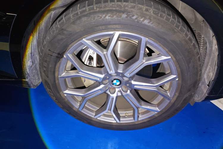 Used BMW X7 2023 xDrive40i Luxury Package with Leading Features Right Front Wheel Hub