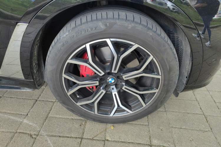 Used BMW X7 2023 xDrive40i Luxury Package with Leading Features Right Front Wheel Hub