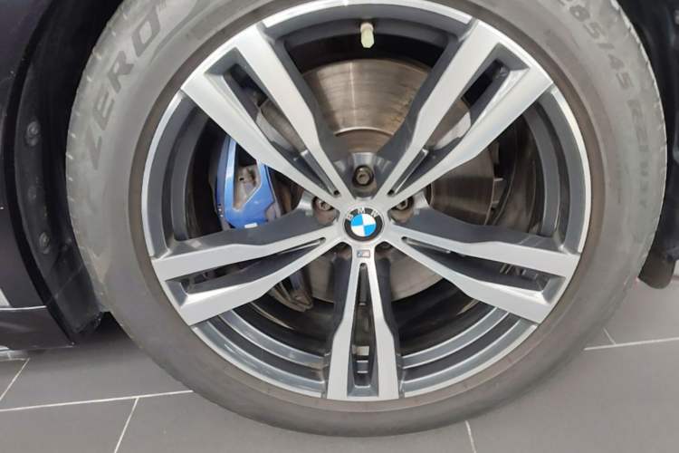 Used BMW X7 2023 xDrive40i Luxury M Sport Package Right Front Wheel Hub
