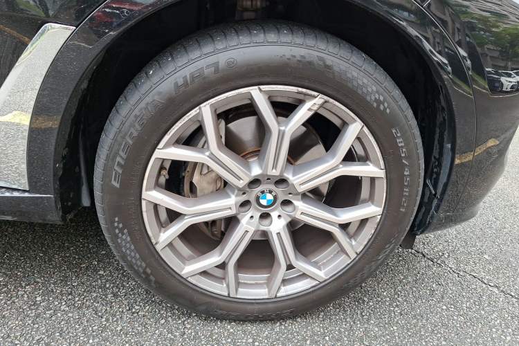Used BMW X7 2023 xDrive40i Luxury Package with Leading Features Right Front Wheel Hub