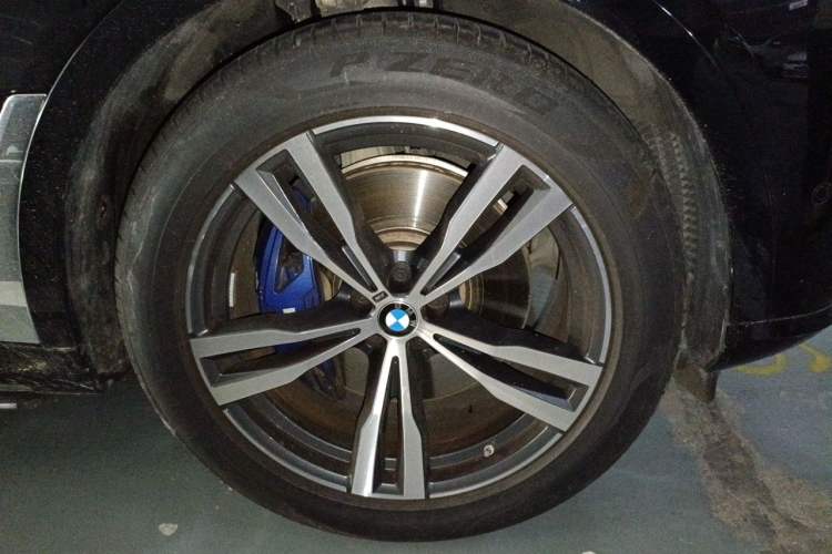 Used BMW X7 2023 xDrive40i Luxury Package with Leading Features Right Front Wheel Hub