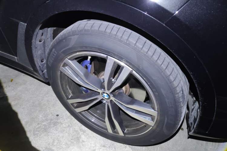 Used BMW X7 2023 xDrive40i Luxury M Sport Package Right Front Wheel Hub