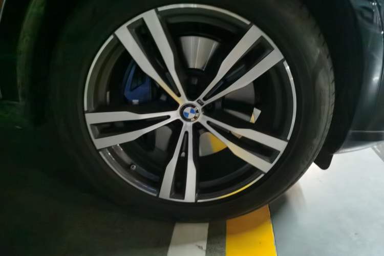 Used BMW X7 2023 xDrive40i Luxury M Sport Package Right Front Wheel Hub
