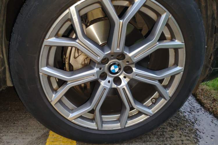 Used BMW X7 2023 xDrive40i Luxury Package with Leading Features Right Front Wheel Hub