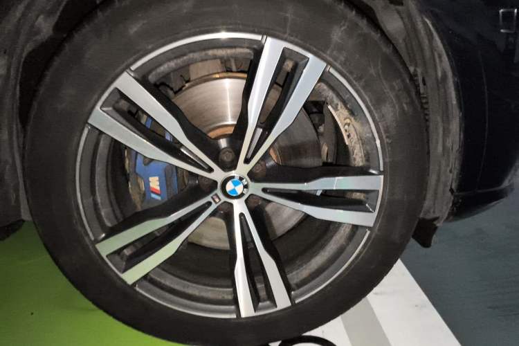 Used BMW X7 2023 xDrive40i Luxury M Sport Package Right Front Wheel Hub