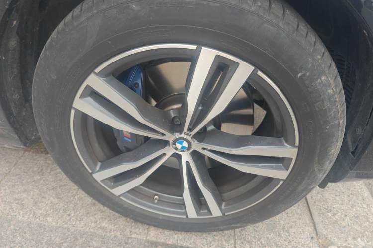 Used BMW X7 2023 xDrive40i Luxury M Sport Package Right Front Wheel Hub