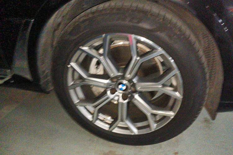 Used BMW X7 2023 xDrive40i Luxury Package with Leading Features Right Front Wheel Hub
