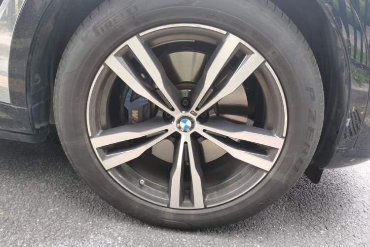 Used BMW X7 2023 xDrive40i Luxury M Sport Package Right Front Wheel Hub